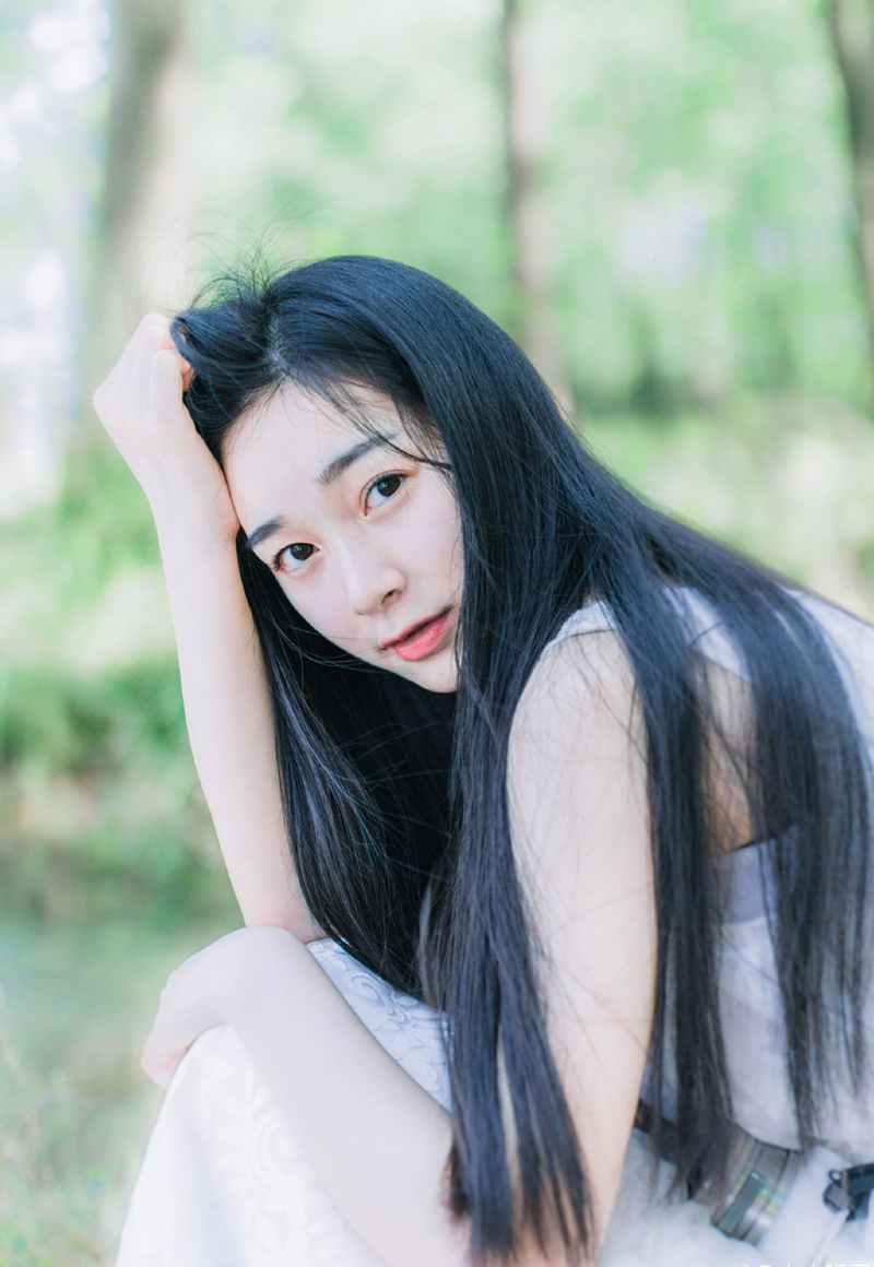 刘璋目光复杂的看了刘璝一眼，又看看那两人，事情的真相也已经清楚，无奈的叹了口气，摇头道：“此事也要怪我，若非我数月不曾理事，更错信奸人，也不至于让奸人得逞。”